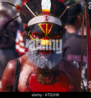 Porträt einer Engi Stammesangehörige aus den Highlands of Papua New Guinea schaut in die Kamera genommen auf dem Pacific Arts Festival Stockfoto