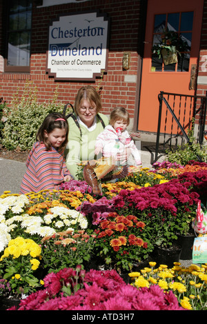 Indiana Chesterton, Broadway Avenue, Europäischer Markt, produzieren, Obst, Gemüse, Gemüse, Lebensmittel, Käufer, Blume, Blume, Mutter, Eltern, Mädchen, IN061007 Stockfoto