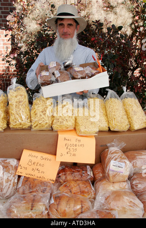 Indiana Chesterton, Broadway Avenue, Europäischer Markt, Amish-Mann, Nudeln, selbstgebackenes Brot, IN061007013 Stockfoto