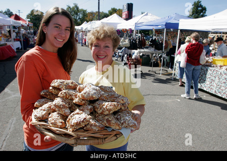 Indiana Chesterton, Broadway Avenue, Europäischer Markt, Produkte, Obst, Gemüse, Gemüse, Lebensmittel, Einkäufer, Frauen, Gebäck, IN061007015 Stockfoto