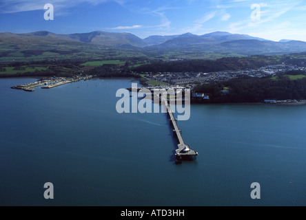 Luftaufnahme von Bangor Pier mit Snowdonia im Hintergrund Gwynedd North Wales UK Stockfoto