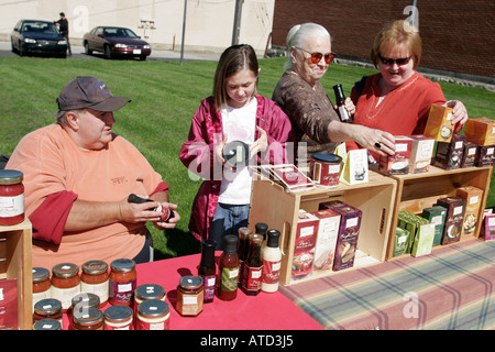 Indiana Lowell, Commercial Avenue, Autumn Arts Festival, Festivals, Feier, Messe, Europäischer Markt, Familie Familien Eltern Eltern Kind Kinder, Mutter Stockfoto