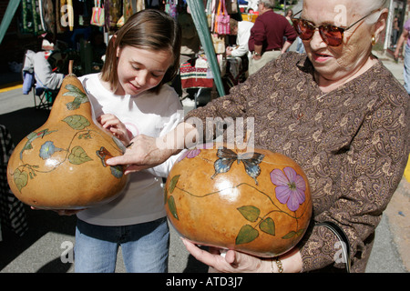 Indiana Lowell, Commercial Avenue, Autumn Arts Festival, Festivals, Feier, Messe, Europäischer Markt, Großmutter, Mädchen, Jugendliche Jugendliche Jugendliche Jugendliche Sie Stockfoto