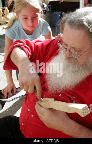 Indiana Lowell, Commercial Avenue, Autumn Arts Festival, Festivals fair, Europäischer Markt, Mädchen, Youngster, weibliche Kinder Kinder Uhren Künstler, Holz Auto Stockfoto