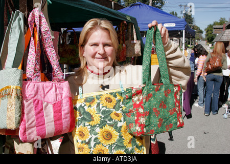 Indiana Lowell, Commercial Avenue, Autumn Arts Festival, Festivals, Feier, Messe, europäischer Markt, Frau macht Handtasche Geldbörse Taschenbücher, verkauft, Besucher Stockfoto