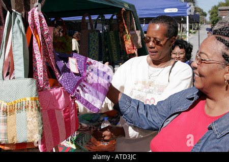 Indiana Lowell, Commercial Avenue, Autumn Arts Festival, Festivals fair, Europäischer Markt, Schwarze Frauen, Shopping Shopper Shopper shoppen shoppen shoppen shoppen shoppen Markt Märkte m Stockfoto