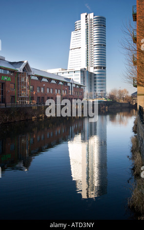 Bridgewater Ort spiegelt sich in Canal, Leeds, England, Großbritannien Stockfoto