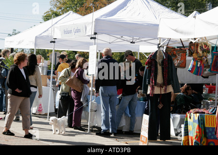 Indiana Chesterton, Europäischer Markt, Verkäufer Verkäufer, Stände Stand Händler Händler Markt Markt Markt, Käufer, produzieren, Obst, Gemüse, Gemüse Stockfoto