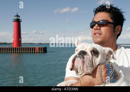 Wisconsin Kenosha County, Kenosha, Lake Michigan, Harbor Park, Pierhead Lighthouse, hispanischer Mann Männer männlich, Bulldogge, Hund, Haustier, Hund, Tier, Familie Familien par Stockfoto