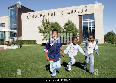 Wisconsin Kenosha County, Kenosha, Harbor Park, Kenosha Public Museum, Geschichte, Schwarzes Kind, Kinder, Laufen, Junge Jungen männliches Mädchen, Mädchen weibliche Kinder Stockfoto