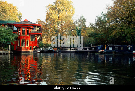 Regent es Canal, London, in der Nähe der Straßenbrücke von Prinz Albert und Regents Park. Auf der linken Seite ist die Feng Shang Prinzessin Chinese Restaurant Stockfoto