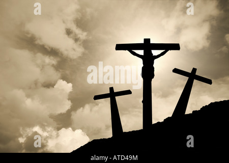 Jesus Christus gekreuzigt in Golgatha / Kreuzigung Ostern Kruzifix Golgatha Leidenschaft beleuchtete silhouette Kreuz religion Gott das Christentum Wolken Sturm Himmel Stockfoto