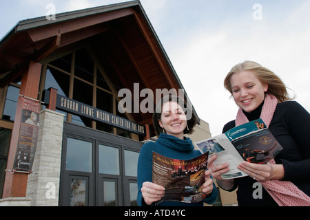 Brookfield Wisconsin, Sharon Lynne Wilson Center for the Arts, Frauen, Programme, Eingang, Vorderseite, WI061012113 Stockfoto