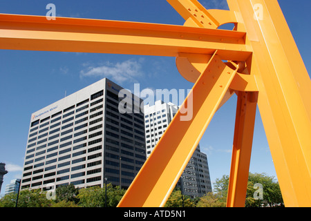 Milwaukee Wisconsin, William O'Donnell Park, Bürogebäude, Skyline der Stadt, Skyline der Stadt, Architektur, Stahlskulptur, WI061014084 Stockfoto