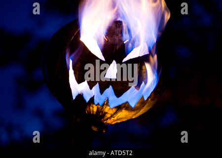 Ein unheimlich Jack O Lantern brennt Wild in der Nacht. HÜTEN SIE SICH VOR. Stockfoto