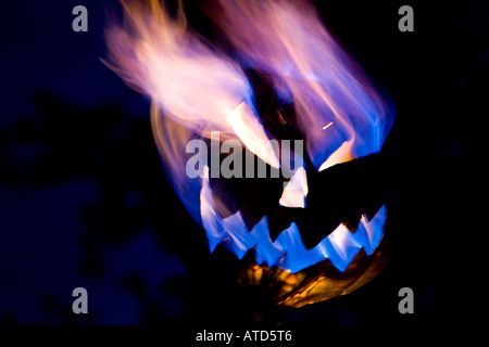 Ein unheimlich Jack O Lantern brennt Wild in der Nacht. HÜTEN SIE SICH VOR. Stockfoto