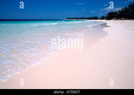 Das türkisblaue Karibische Meer trifft unberührten weißen Sand am Strand auf den Bahamas Stockfoto