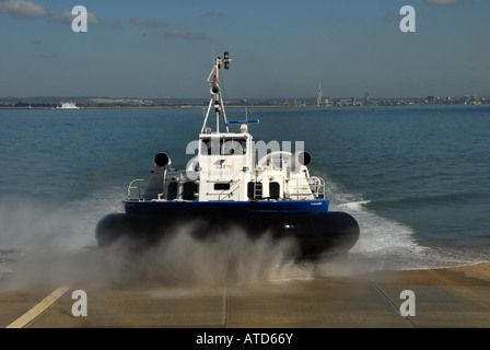 Ein Luftkissenfahrzeug kommt am Ryde Hovercraft Terminal auf der Isle of Wight an, nachdem er die Solent von Southampton an der Südküste überquert hat Stockfoto