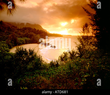 Lumahai Strand auf Kauai Hawaii ist von einem hohen Aussichtspunkt während einer dramatischen Sonnenuntergang gesehen. Stockfoto