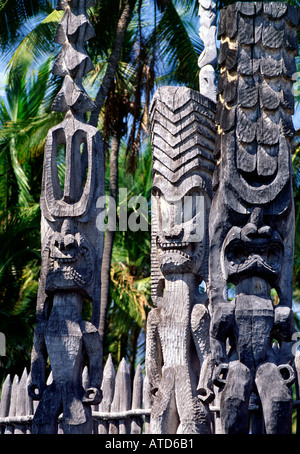 Alte Götter-Statuen schmücken das Gelände der Puuhonua O Honaunau National Historic Park auf Big Island Hawaii USA Stockfoto