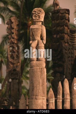 Alte Götter-Statuen schmücken das Gelände des Puuhona O'Honaunau National Historic Park auf Big Island Hawaii USA Stockfoto