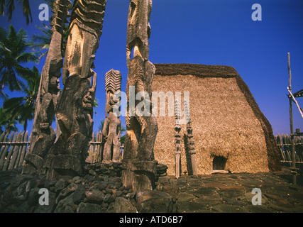 Alte Götter-Statuen schmücken das Gelände der Puuhonua O Honaunau National Historic Park auf Big Island Hawaii USA Stockfoto