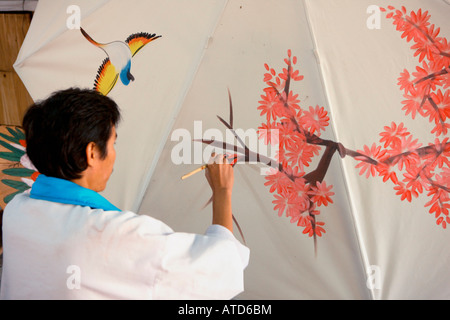 Mann-Malerei-Regenschirm in Bo sang in der Nähe von Chang Mai in thailand Stockfoto