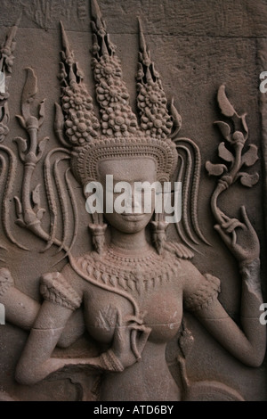 Bas Reliefschnitzen einer Apsara in Angkor Wat Stockfoto