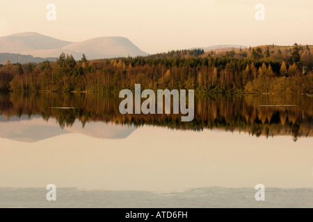 Zeitigen Frühjahr gebildet Abendsonne am Loch mit Eis am Rand des Loch in Glenkens Galloway Stockfoto