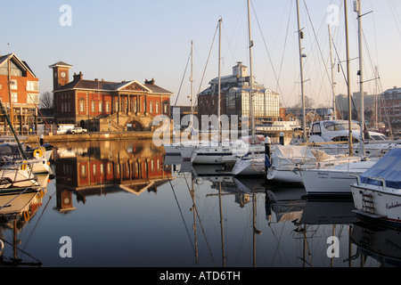 Regeneration der Wet Dock und Neptun Kai an einem frostigen Morgen auf dem River Orwell Ipswich Suffolk UK Stockfoto