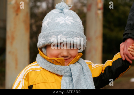 Porträt eines jungen (6-7) tragen warme Kleidung an Mutters hand Stockfoto