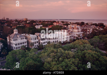 Luftaufnahme des viktorianischen Häuserzeilen entlang der Batterie im historischen Charleston South Carolina bei Sonnenuntergang gefunden Stockfoto