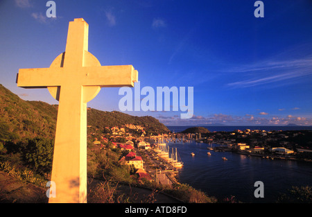 Ein Kreuz steht auf einem Hügel über Gustavia Harbor St Barthelemy Stockfoto