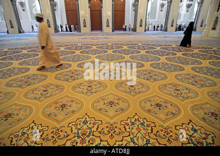 Teil der wichtigsten [Gebet Teppich] im Hauptsaal des Sultan Qaboos Grand Moschee Muscat Oman Stockfoto