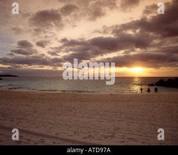 Menschen in der Brandung zu waten, wie die Sonne über John Smith Bay Bermuda Stockfoto