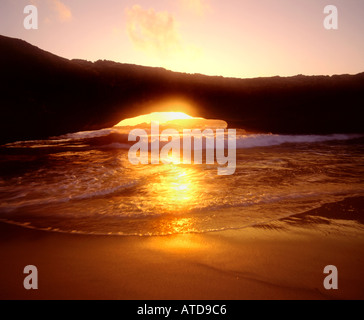 Natürliche Brücke auf der karibischen Insel Aruba bei Sonnenaufgang Sonnenuntergang, bevor es ins Meer fiel Stockfoto