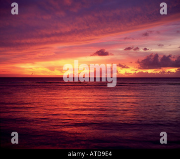 Blick auf eine dramatische und farbenfrohen Sonnenuntergang über dem Meer von der karibischen Insel von Tobago Stockfoto