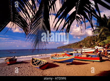 Bunte Boote auf einem tropischen Beache der Karibik Insel Grenada Stockfoto