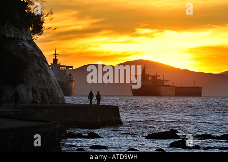 Der Stanley Park Seawall Blick auf English Bay bei Sonnenuntergang, Vancouver, British Columbia Kanada Stockfoto