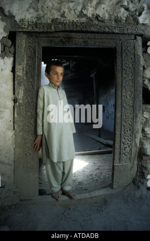 Pakistanischer junge aus dem Hunza-Tal in eine Tür am Altit Fort Karimabad fotografiert Stockfoto