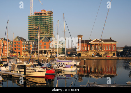 Regeneration der Wet Dock und Neptun Kai an einem frostigen Morgen auf dem River Orwell Ipswich Suffolk UK Stockfoto