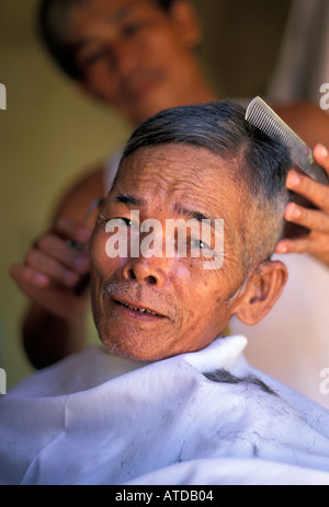 Vietnamesische Mann immer seine Haare schneiden lokalen Friseure auf Ng Thi Minh Khai Street Hoi An Vietnam Stockfoto