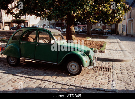 Citroen 2CV Deux Chevaux geparkt auf einem gepflasterten Platz in der Altstadt von Le Mans Frankreich im Abendlicht Stockfoto