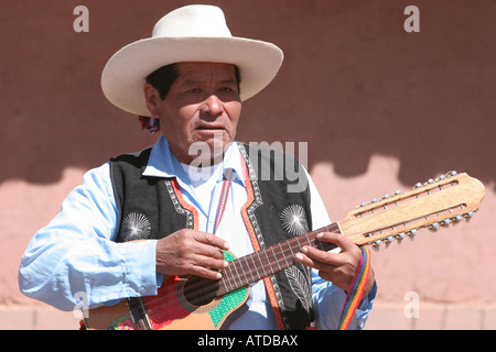 Ein peruanischer Musiker spielt auf einem Markt in der Nähe von Puno Region von Peru Stockfoto