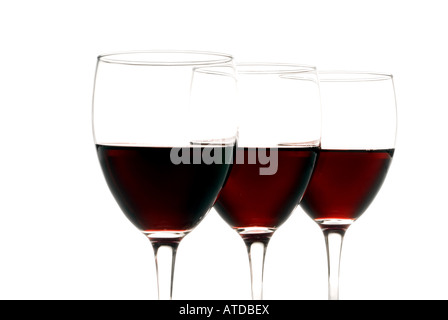 Drei Gläser Rotwein auf weißem Hintergrund Stockfoto