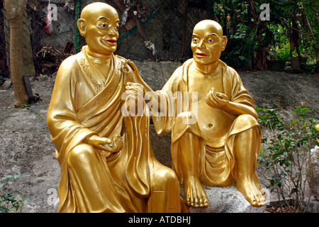 Buddha-Statuen im Tempel von 10000 Buddhas in Hong Kong Stockfoto