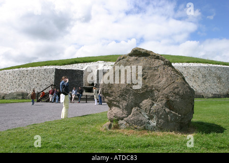 Standing Stone und den wichtigsten Hügel bei Newgrange in County Meath, Irland Stockfoto