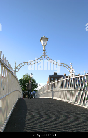 Das Ha-Penny Brücke über den Fluss Liffey in Dublin Irland Stockfoto