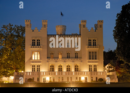 Ein Gebäude das Kempinski Grand Hotel Heiligendamm in der Abenddämmerung, Mecklenburg-Vorpommern, Deutschland Stockfoto