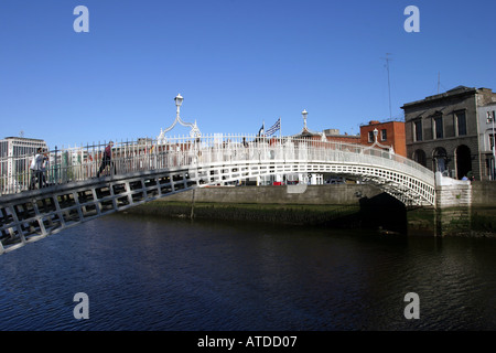 Das Ha-Penny Brücke über den Fluss Liffey in Dublin Irland Stockfoto